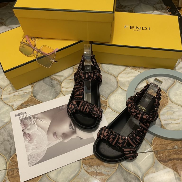 סנדלי FENDI